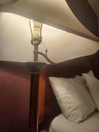 Neat lever to use table lamp, 1 of 2 working.