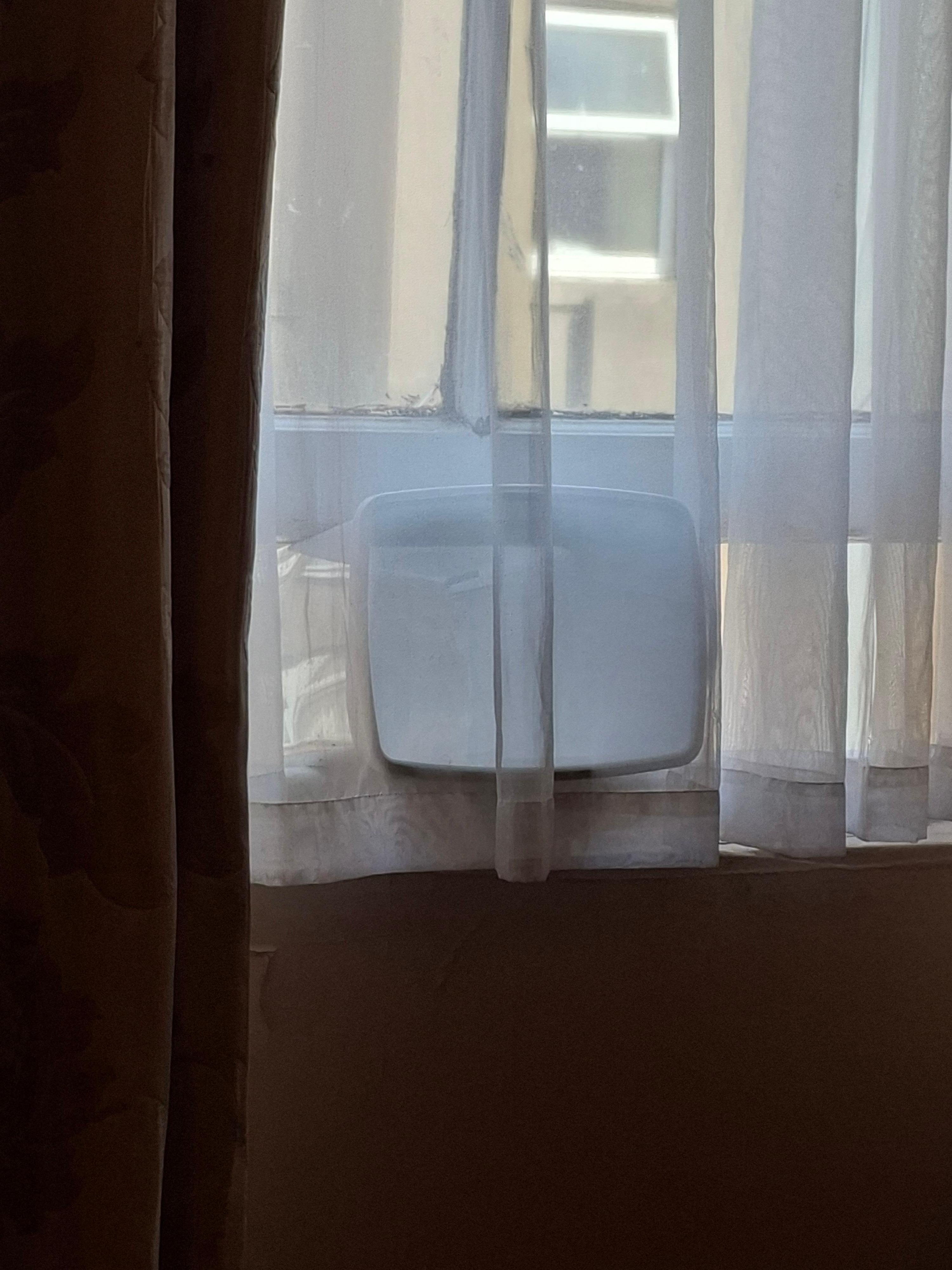 Window would not open ised bin  to try and get air i n the room