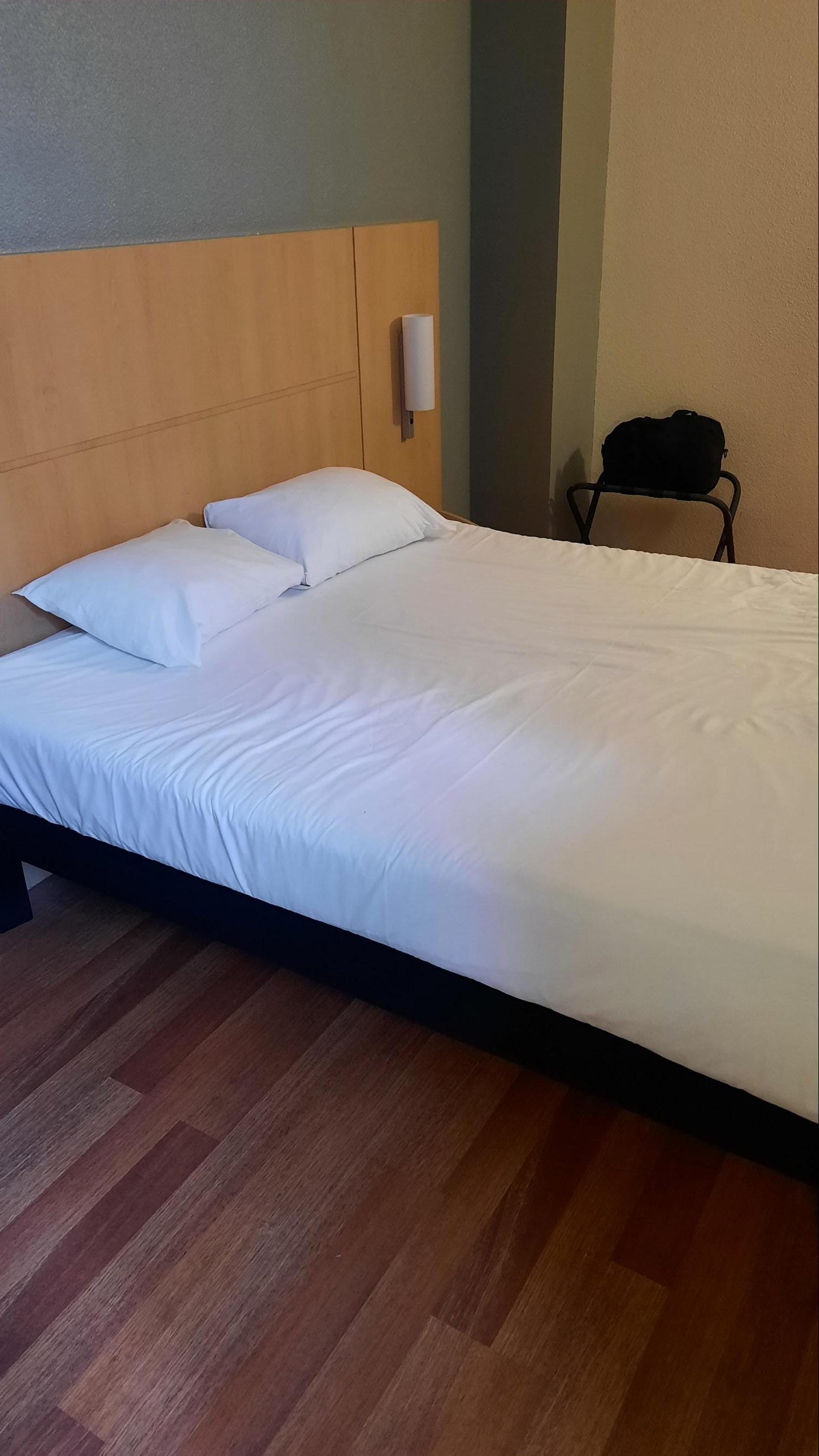 Bequemes Bett ohne Schnickschnack. Ersatzkissen vorhanden.