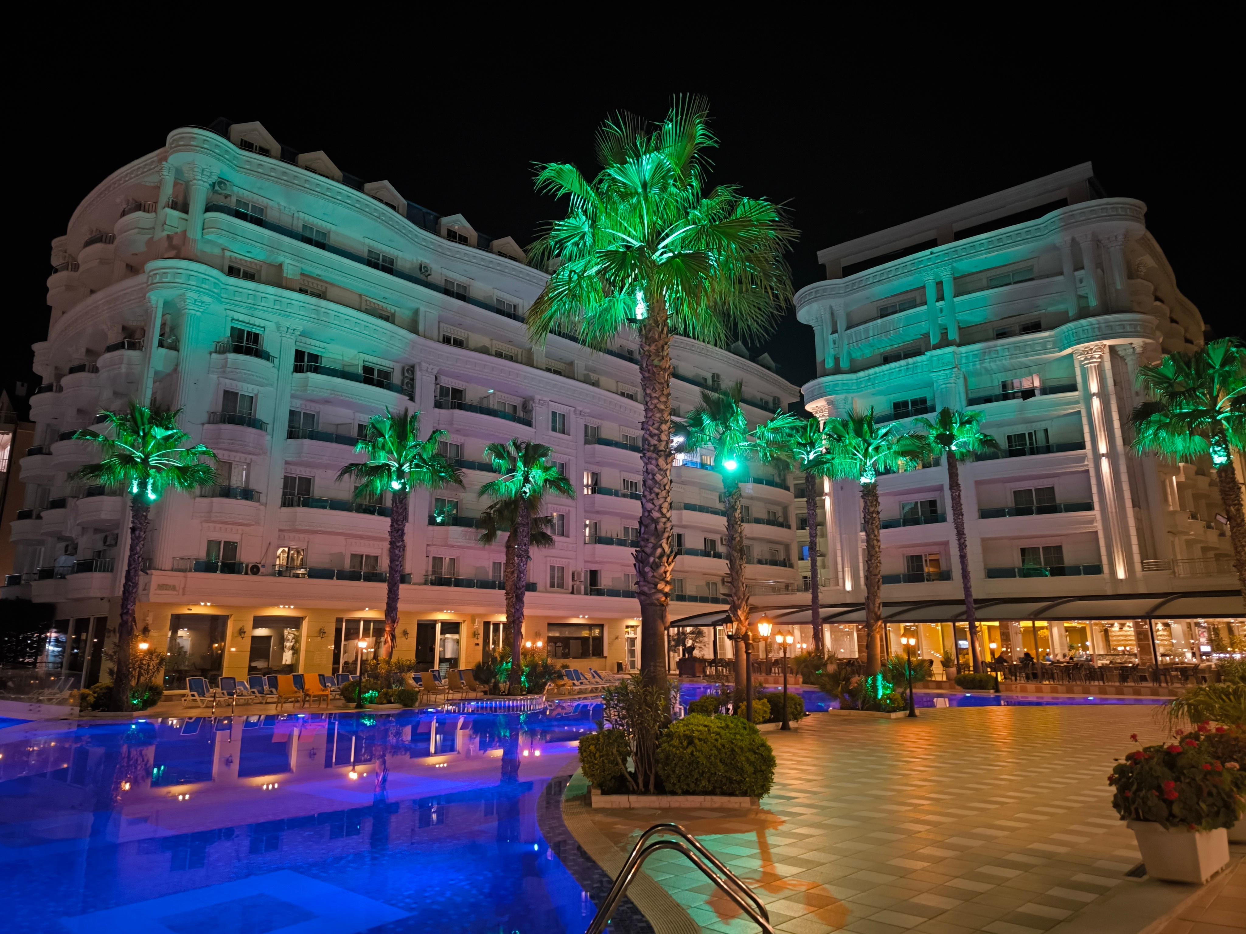 Vue depuis le bord de mer (nuit)