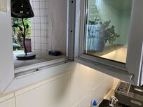 Fenêtre donnant sur la terrasse juste au-dessus du plan de travail de la cuisine où on est censé cuisiner ! Abominable !