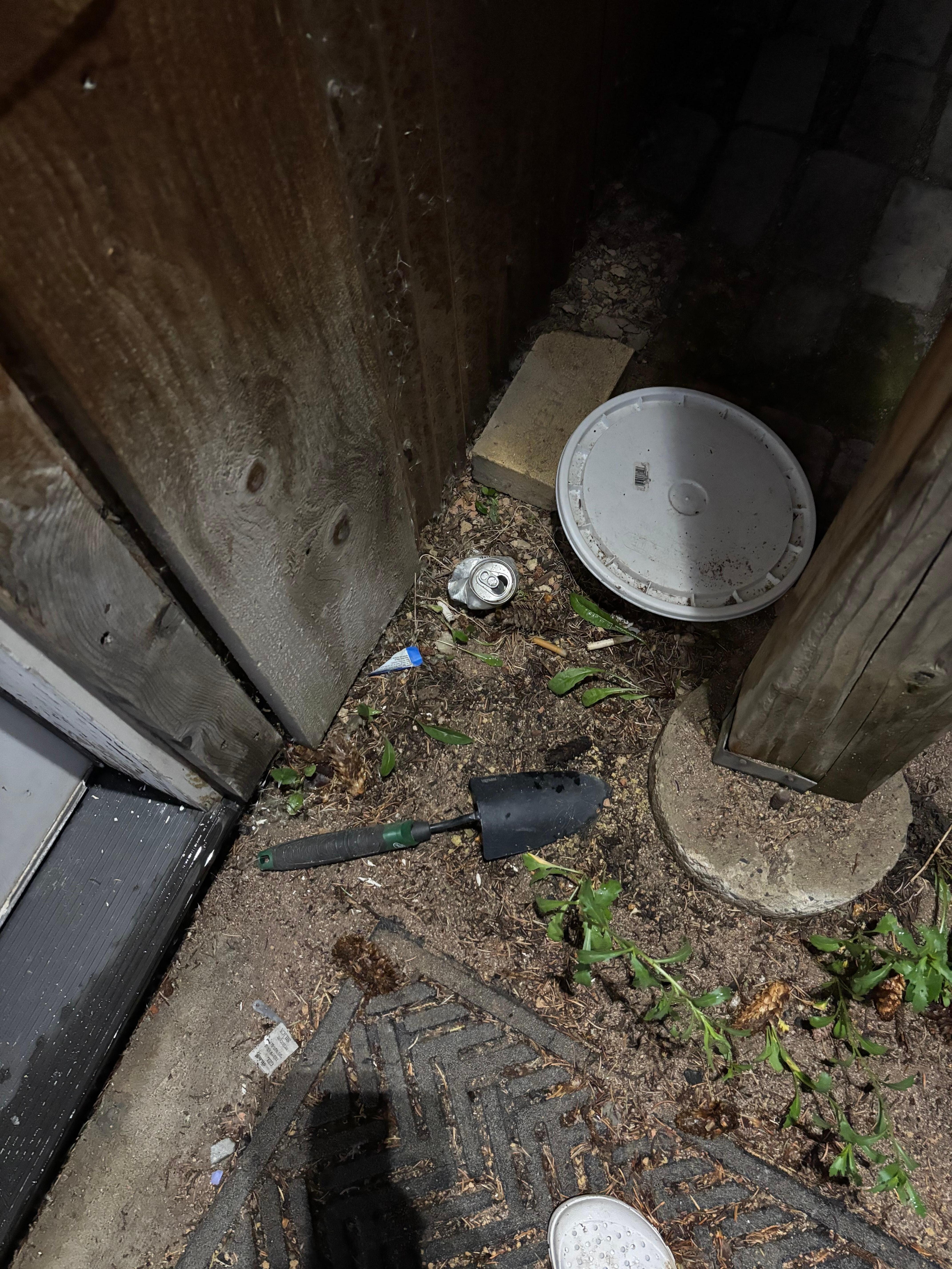 Trash out side the door- Was there when we checked in- was there when we checked out 3 days later.. 