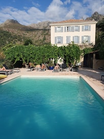 La piscine et la bâtisse