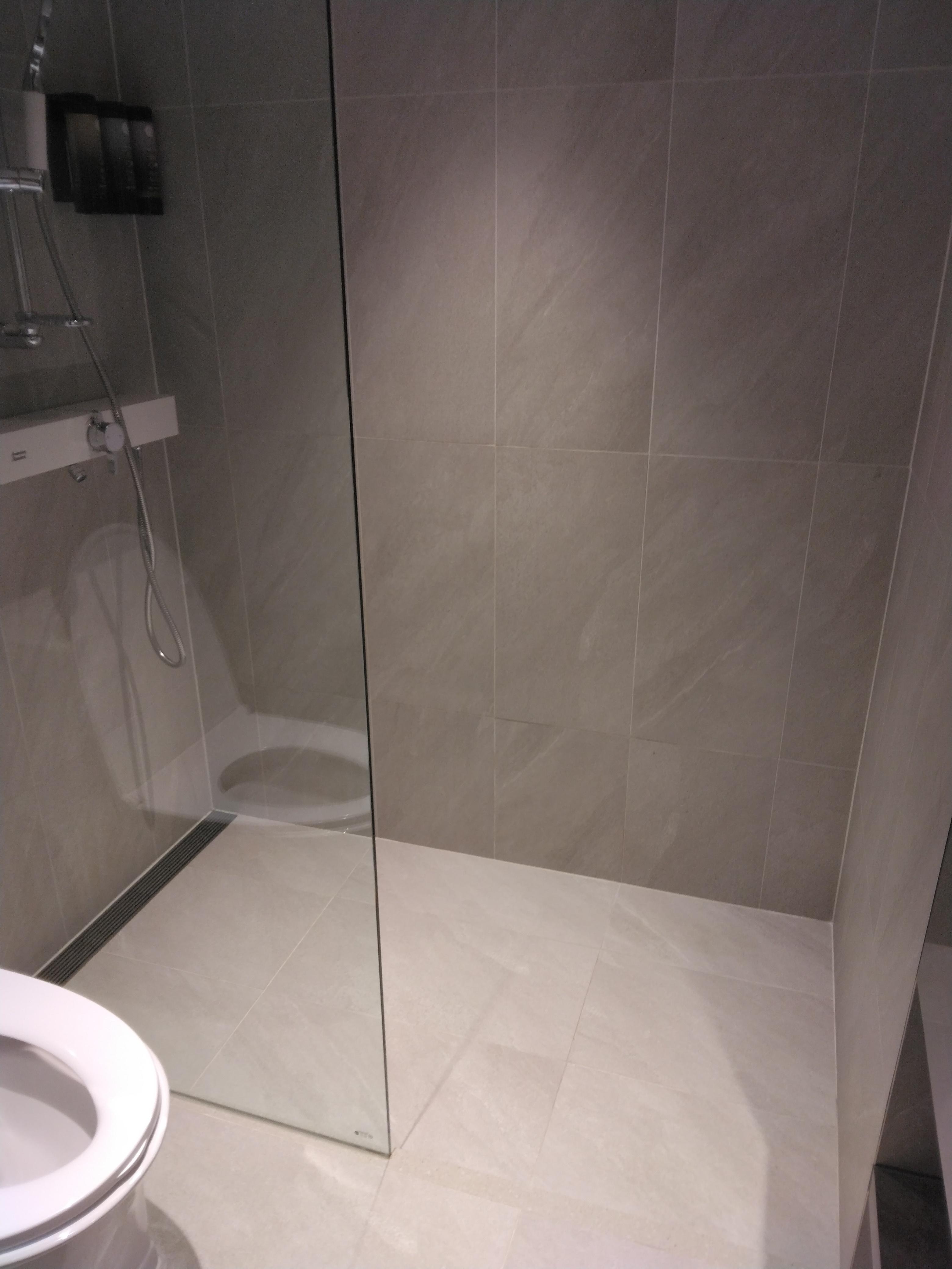 これではシャワーのお湯がトイレ部分まで濡らしてしまう。