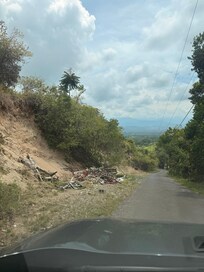 Camino con mucha pendiente y mucho escombro de construcción