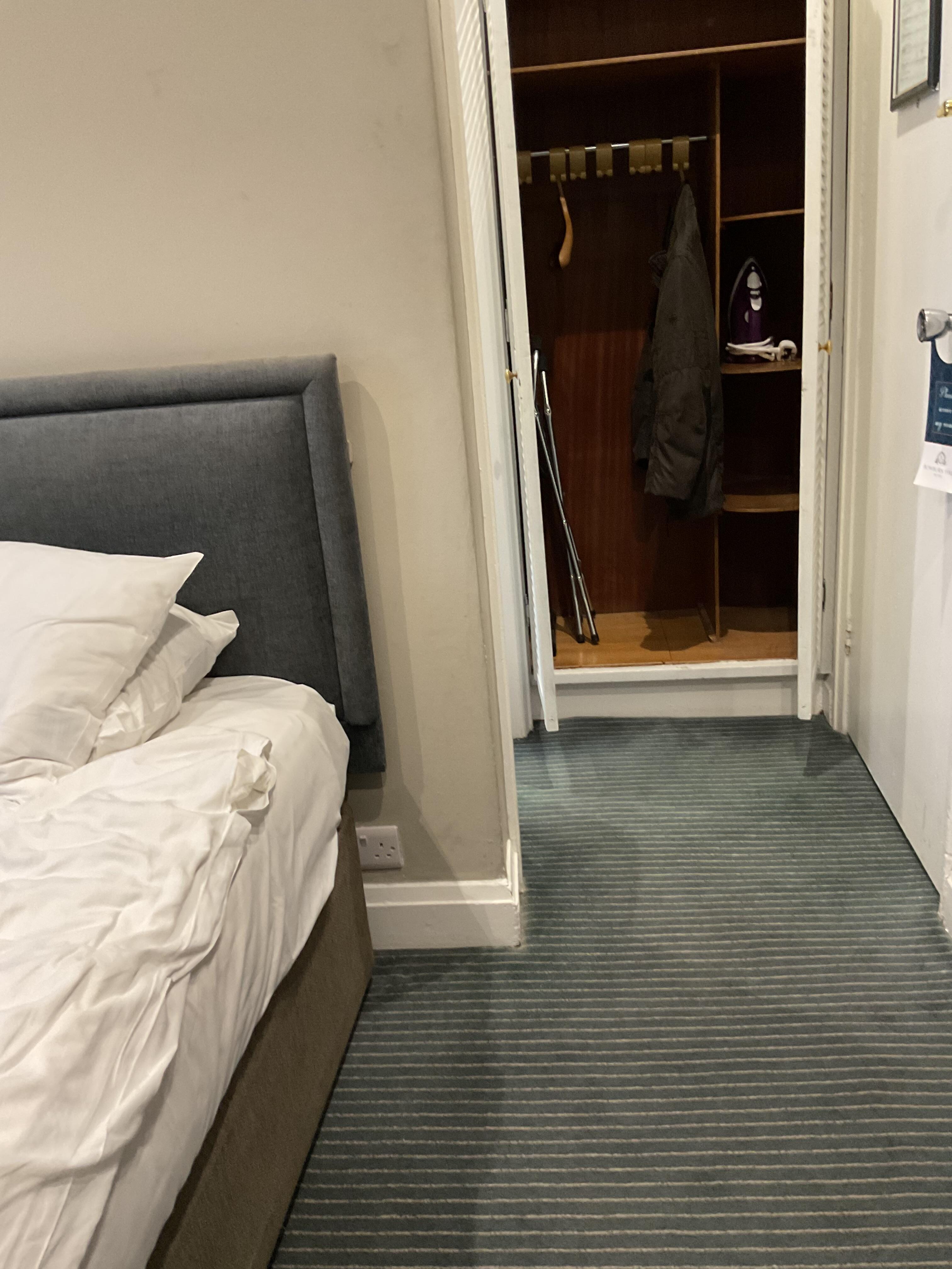 no bedside table & single socket