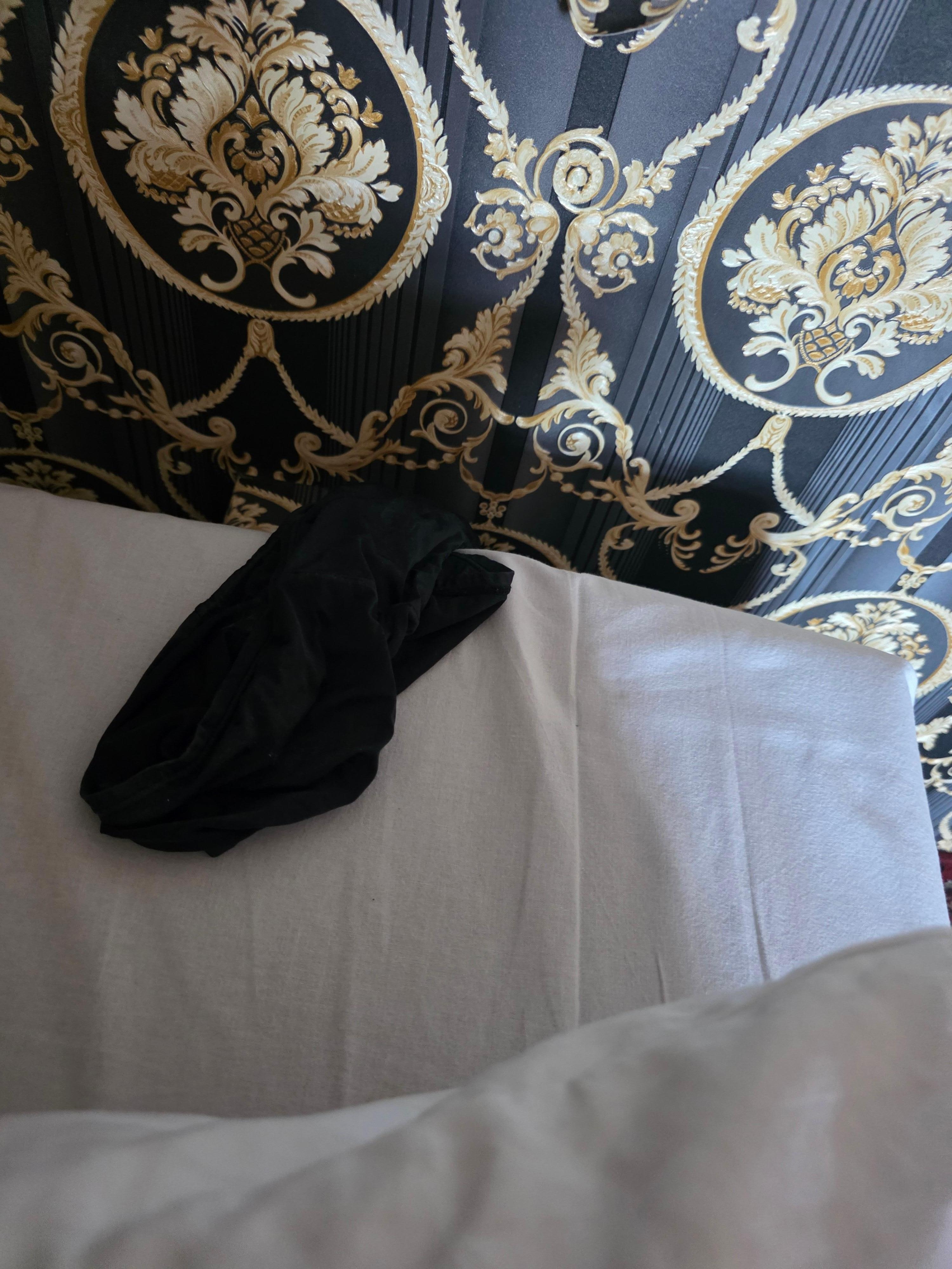 Underwear from other  person no clean room properly 