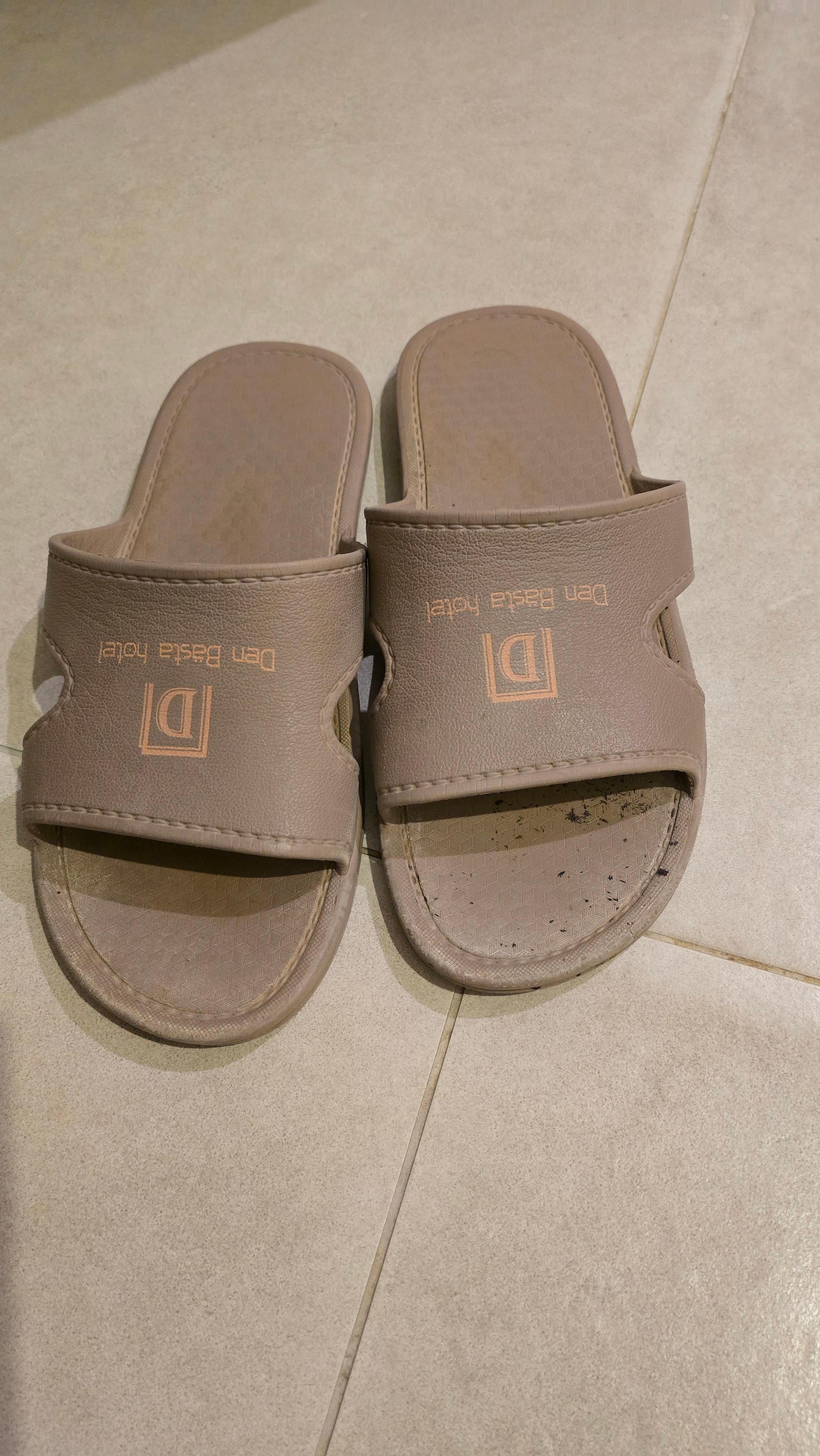 검은 곰팡이 핀 슬리퍼