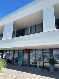 Vår balkong med utsikt över marinan