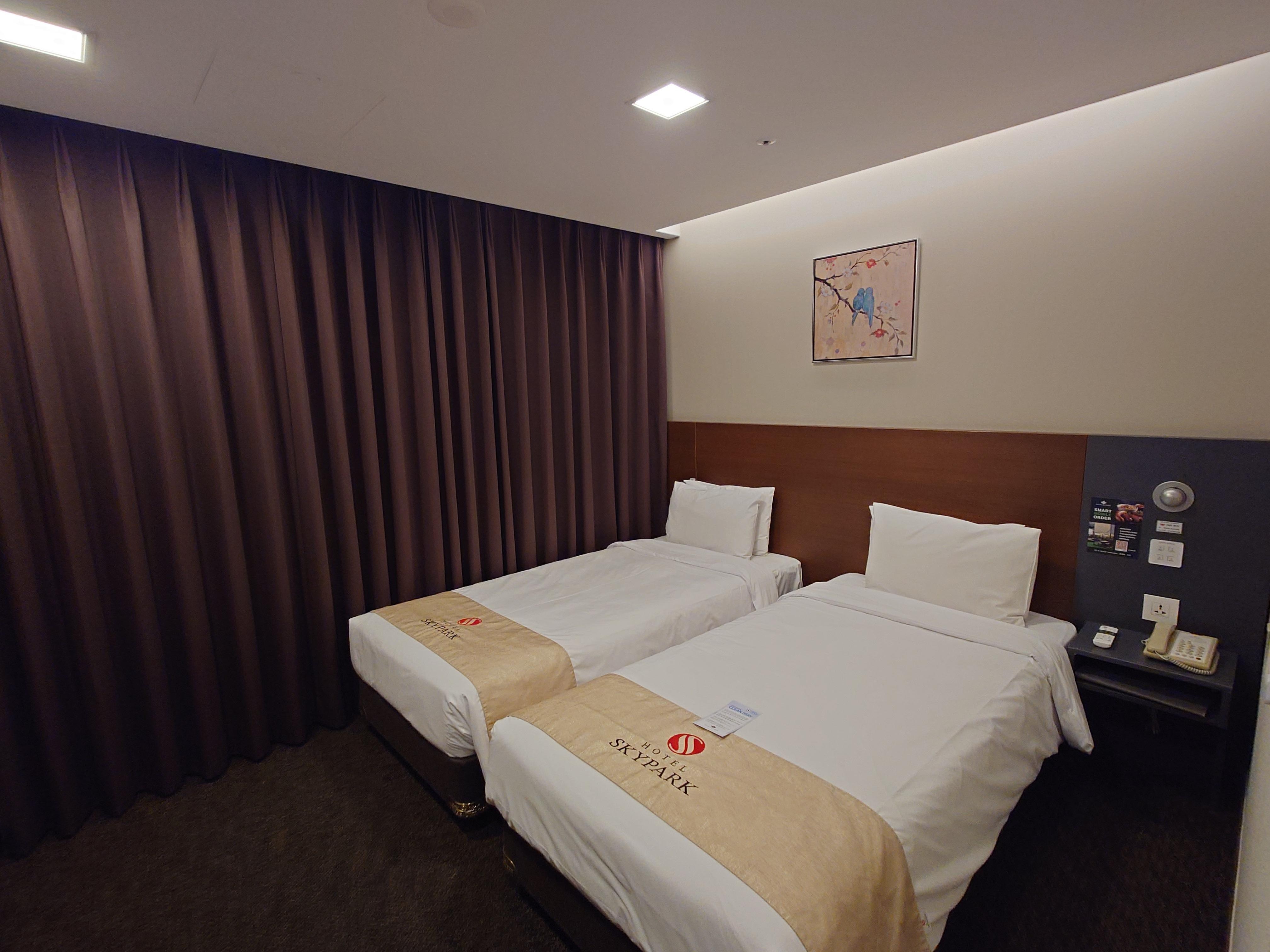 手前のベッドの枕元にしかフリーのコンセントはありません
ケトルやドライヤーを外して使ってください