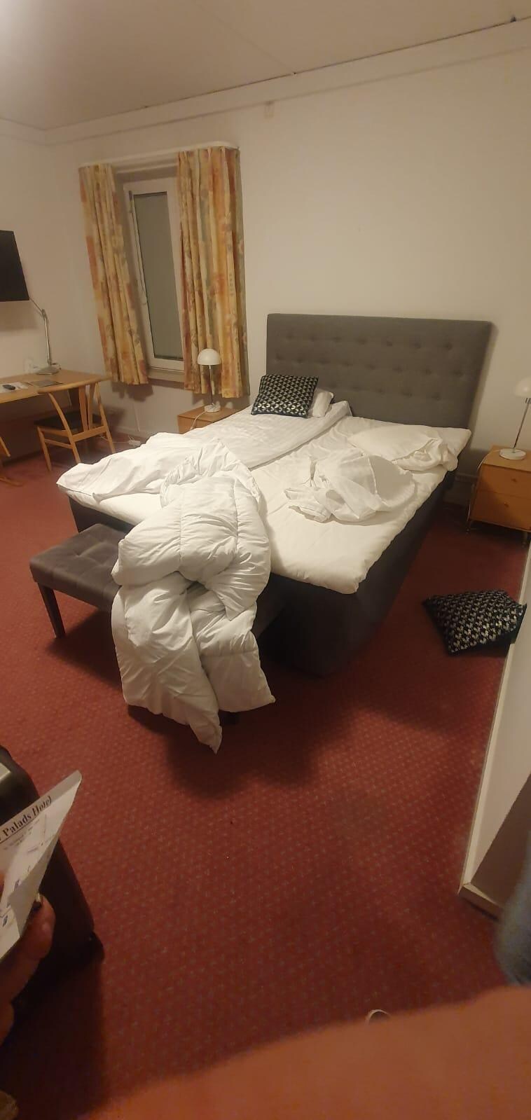 Nobody cleaning up room before  new guests 