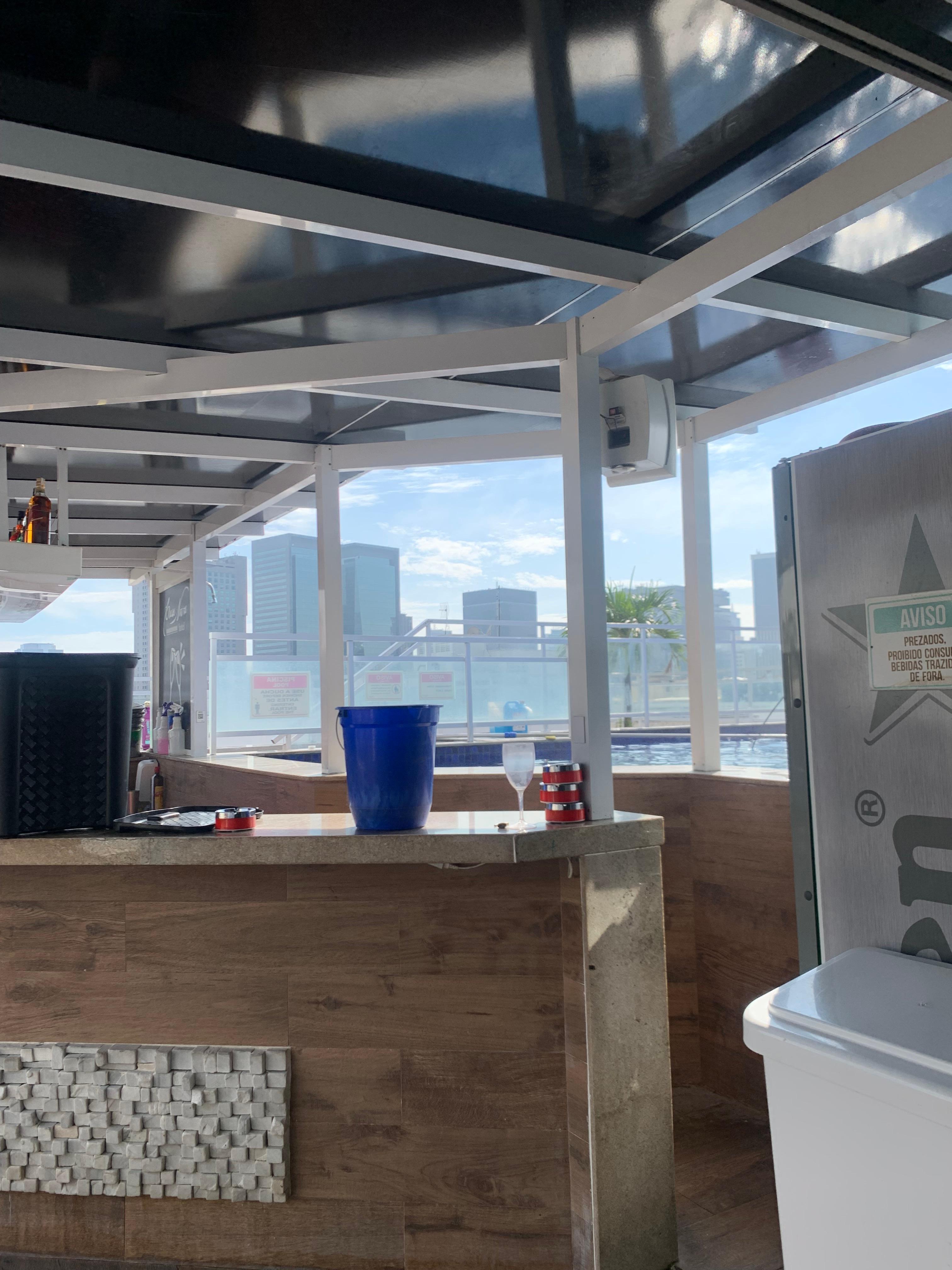 Área da piscina é bar 