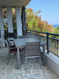 La terrasse avec vue sur le village