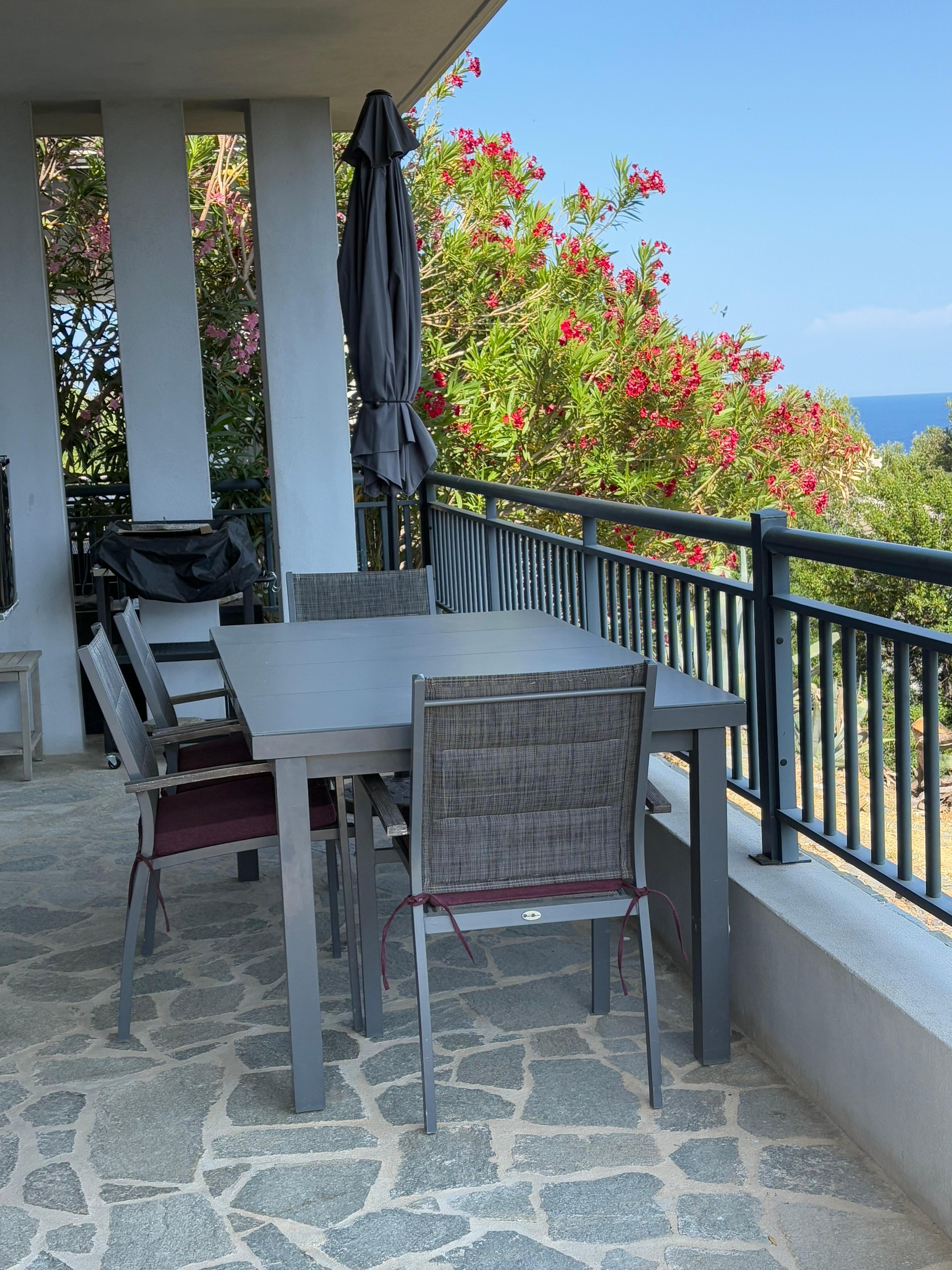 La terrasse avec vue sur le village