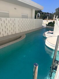 Swim up pool