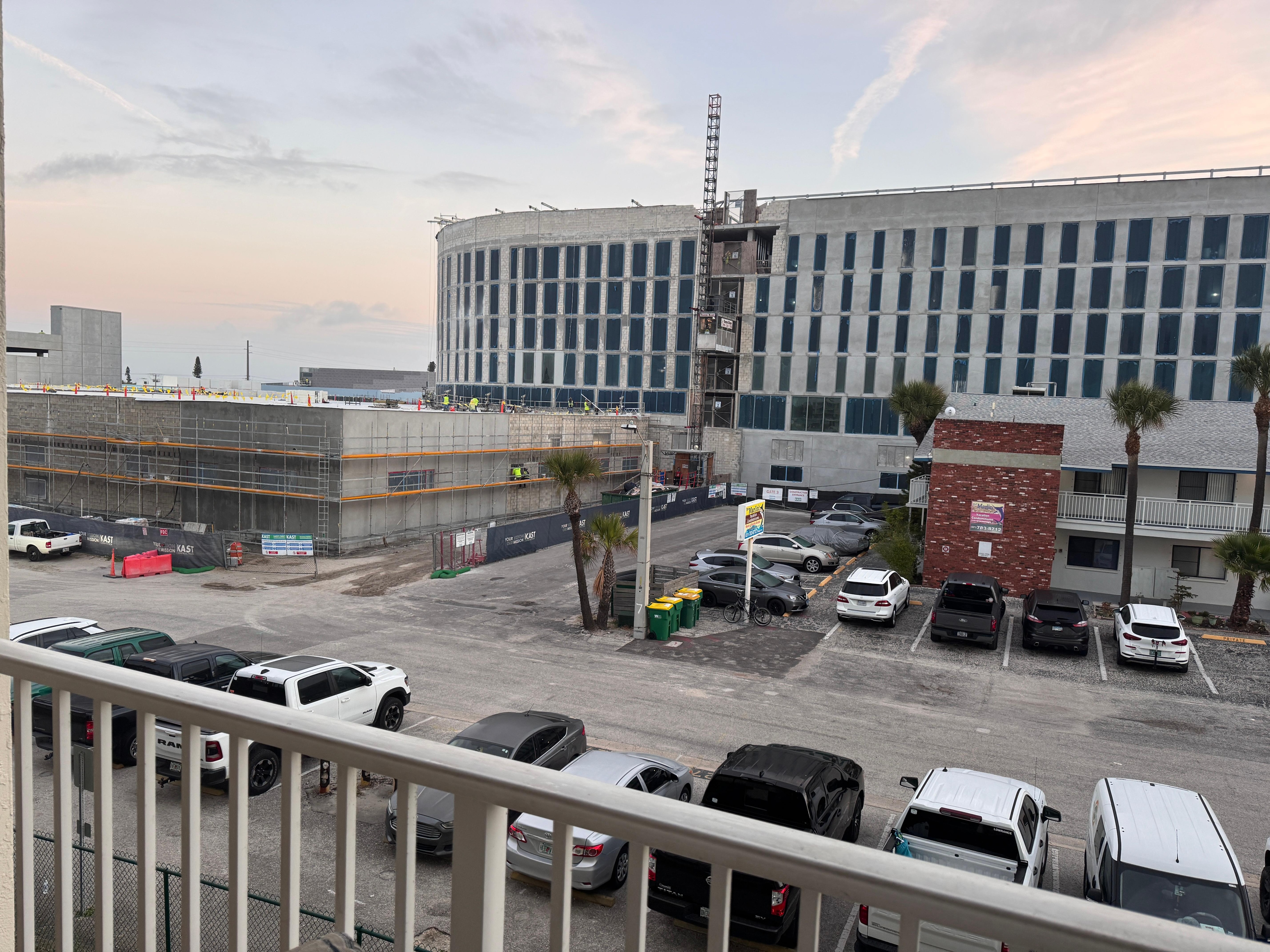 Noisy and view from balcony. Not quiet breakfast or lunch space. North side.