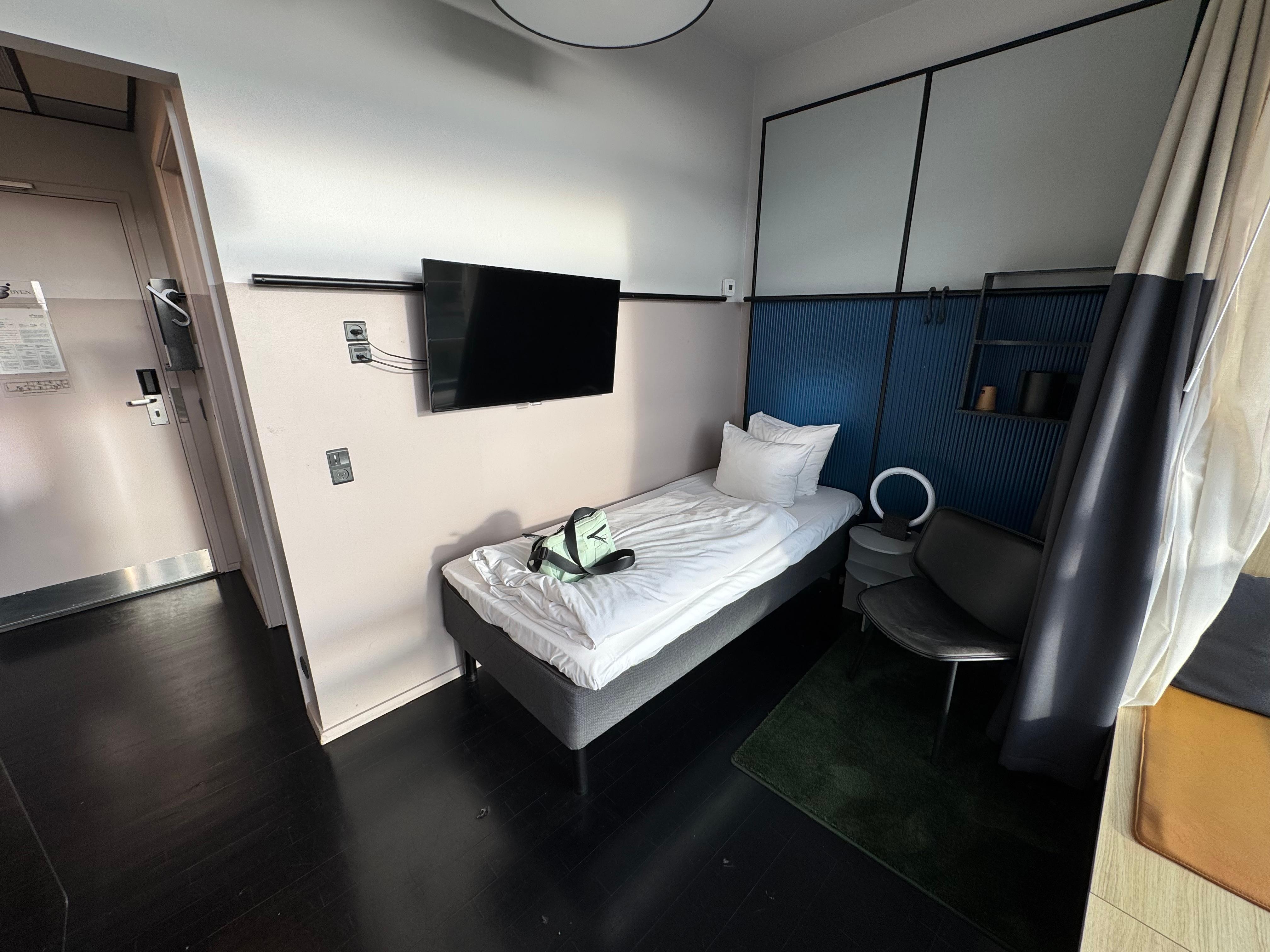 One-person room. Small but very cosy. Got evenything you need.