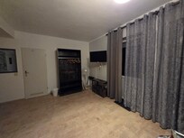 Vom Sofa aus zum Bad hin, rechts Balkon