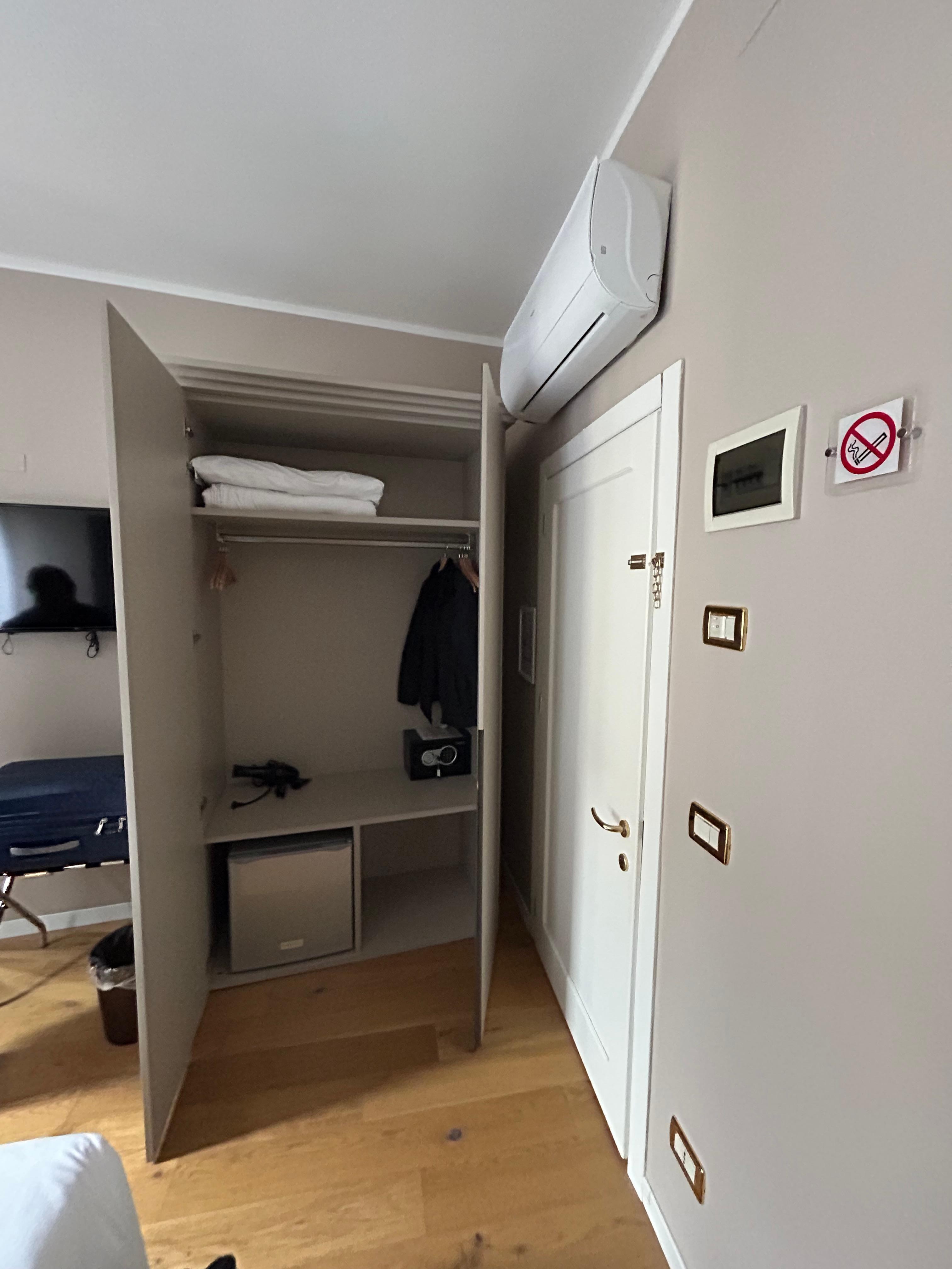 You can leave your city tax fee in the room so they have to keep her picks up. Remember to bring euros in cash only to Venice!