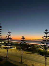 호텔룸에서 본 일몰 풍경