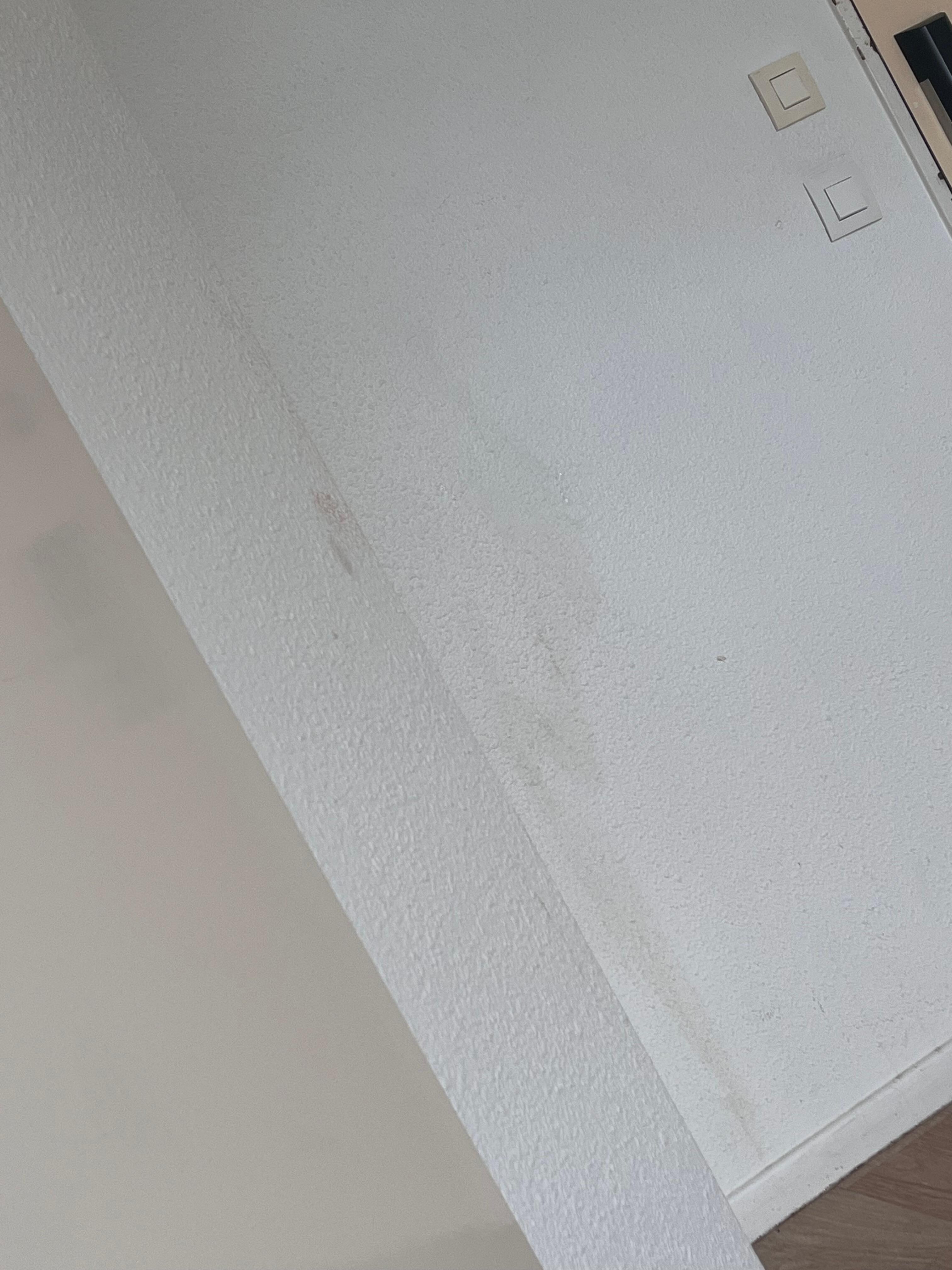 D’énormes trace d’humidité ou de choses non identifié sur les murs..