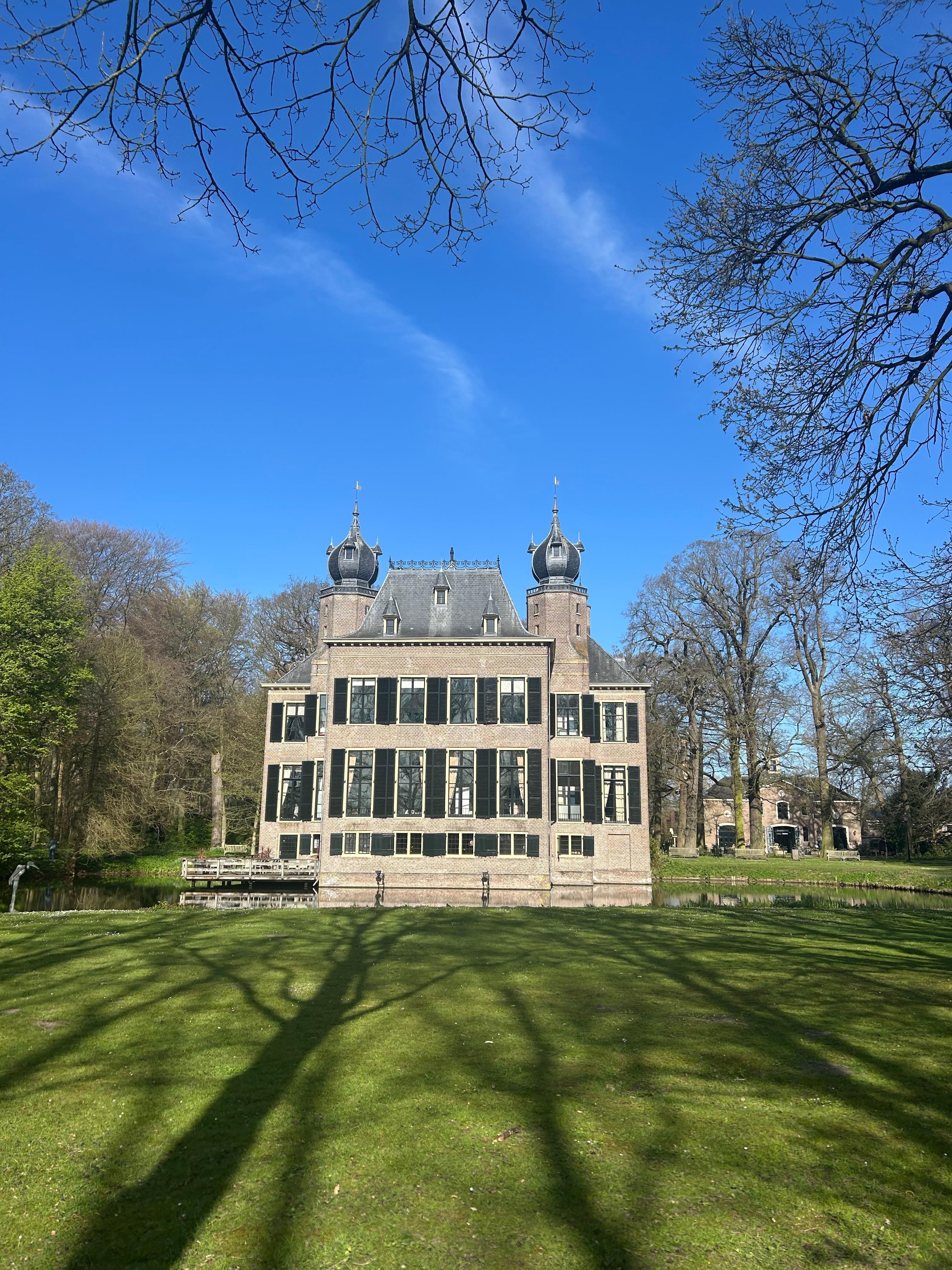 Het hotel ligt bij het kasteel en er is een mooi park.