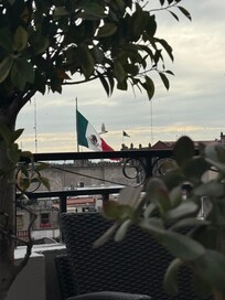 Breakfast with a view—starting the day in the heart of the city.
Desayuno con vista—comenzando el día en el corazón de la ciudad.