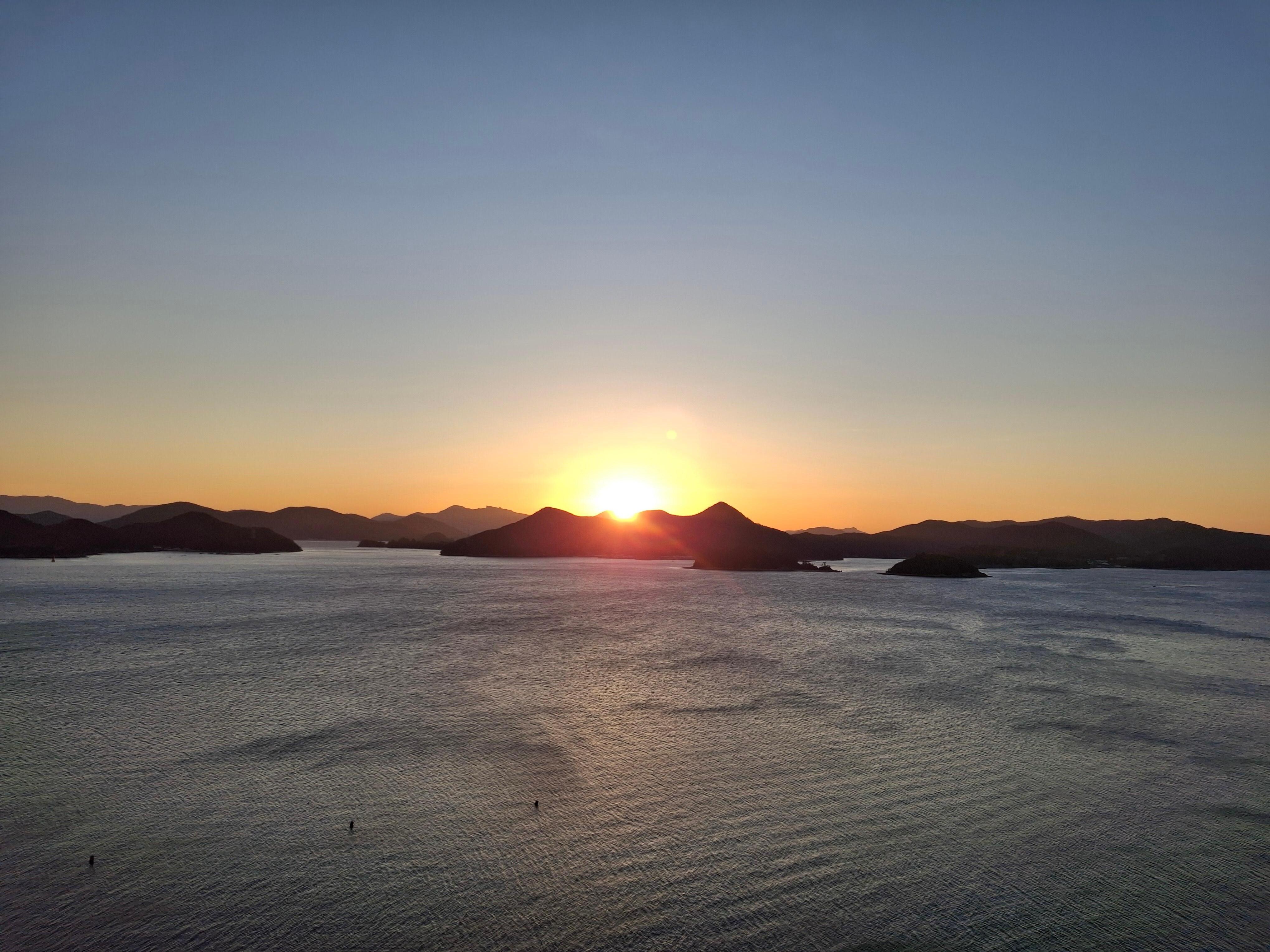 호텔 숙소 에서 아침 일출 모습임.