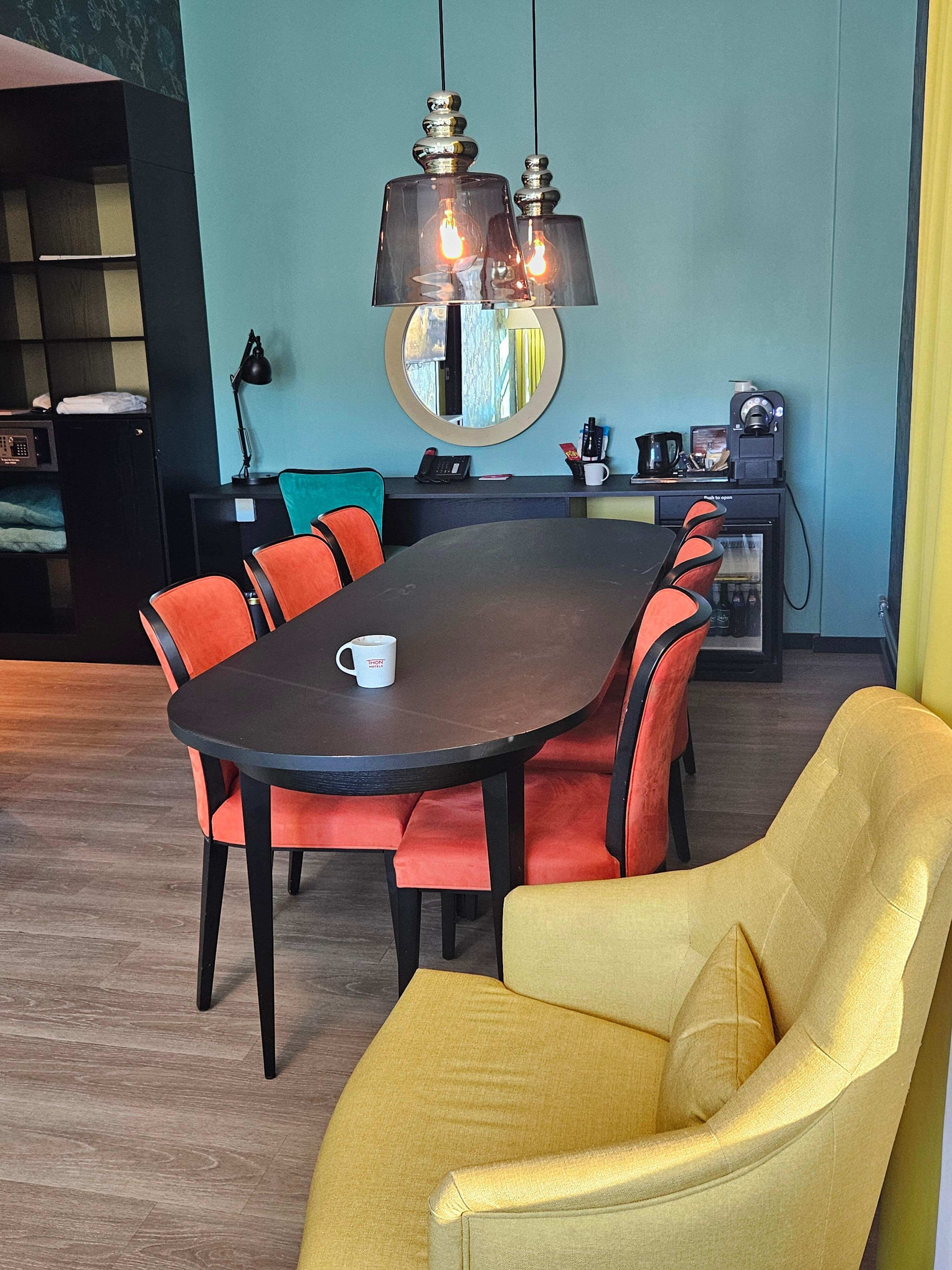 Rikholdig og flott oppholds og arbeidsrom med både konferansebord og god arbeidsstasjon