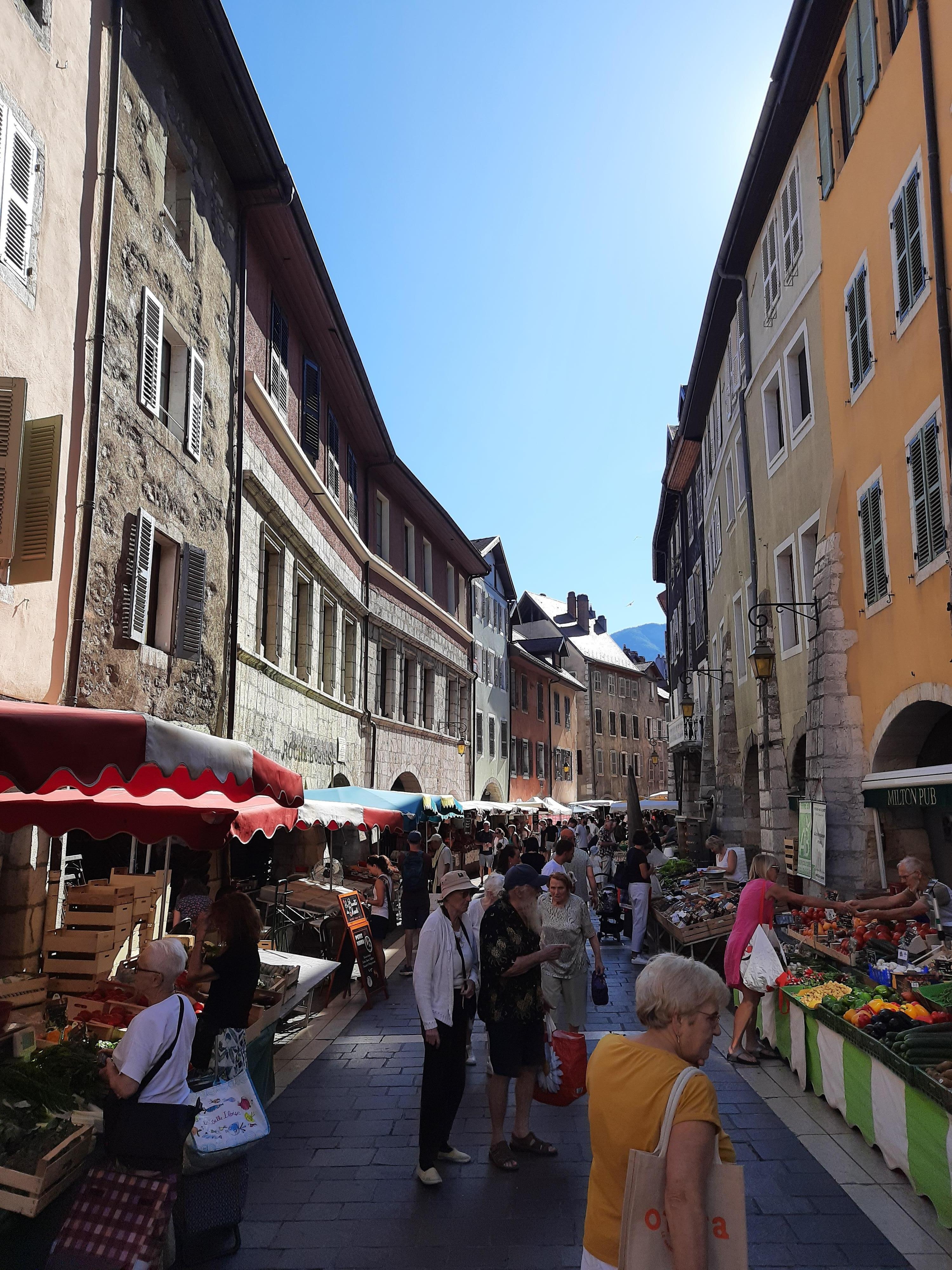 3x in der Woche ist am Vormittag ein Markt in der Altstadt.