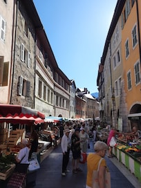 3x in der Woche ist am Vormittag ein Markt in der Altstadt.