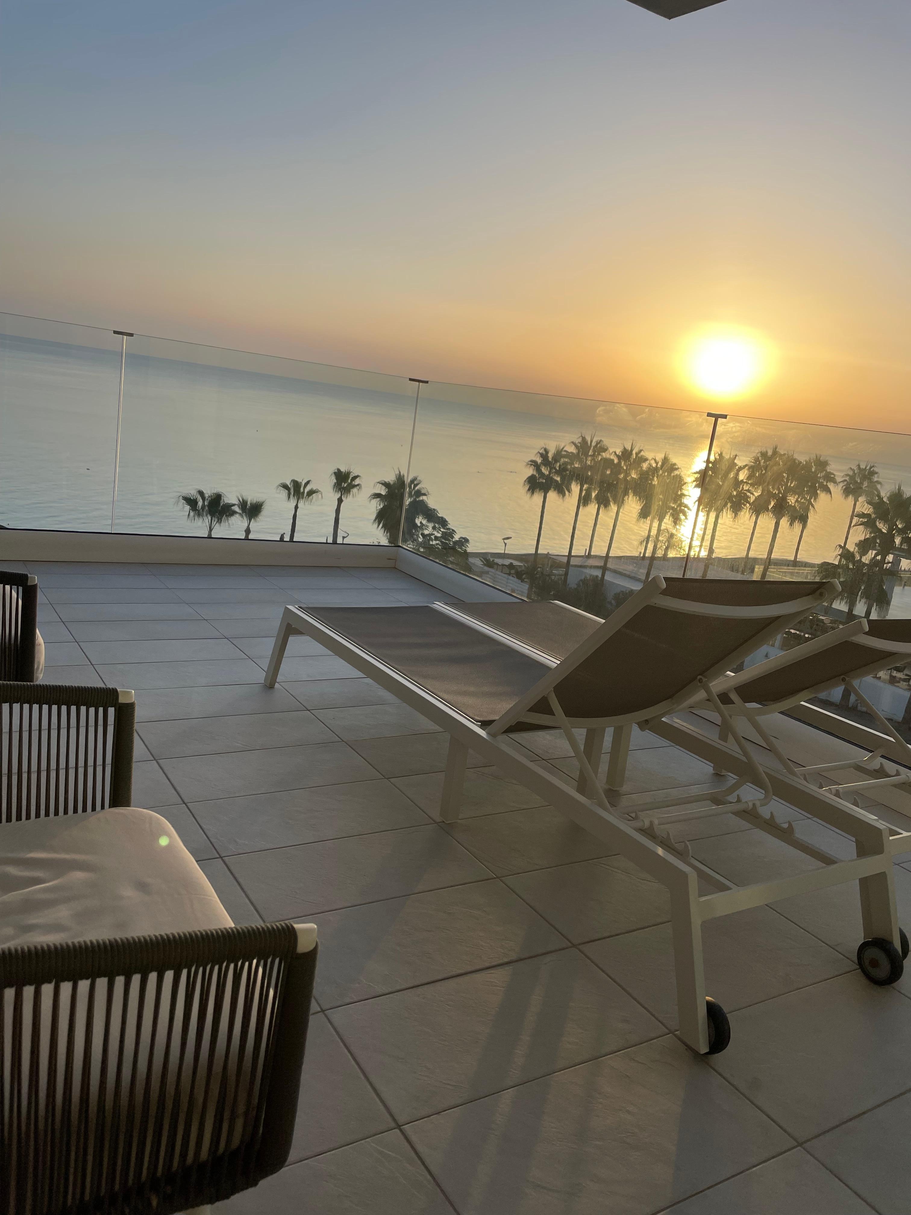 Fine late dager på egne solsenger på terrassen 