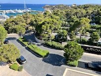 Arion-facing the Marina