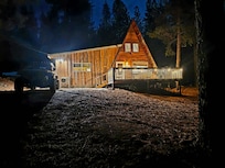 The cabin feels authentic and secluded even though it's been beautifully renovated with plenty of neighbors. Perfect blend of security and serenity!