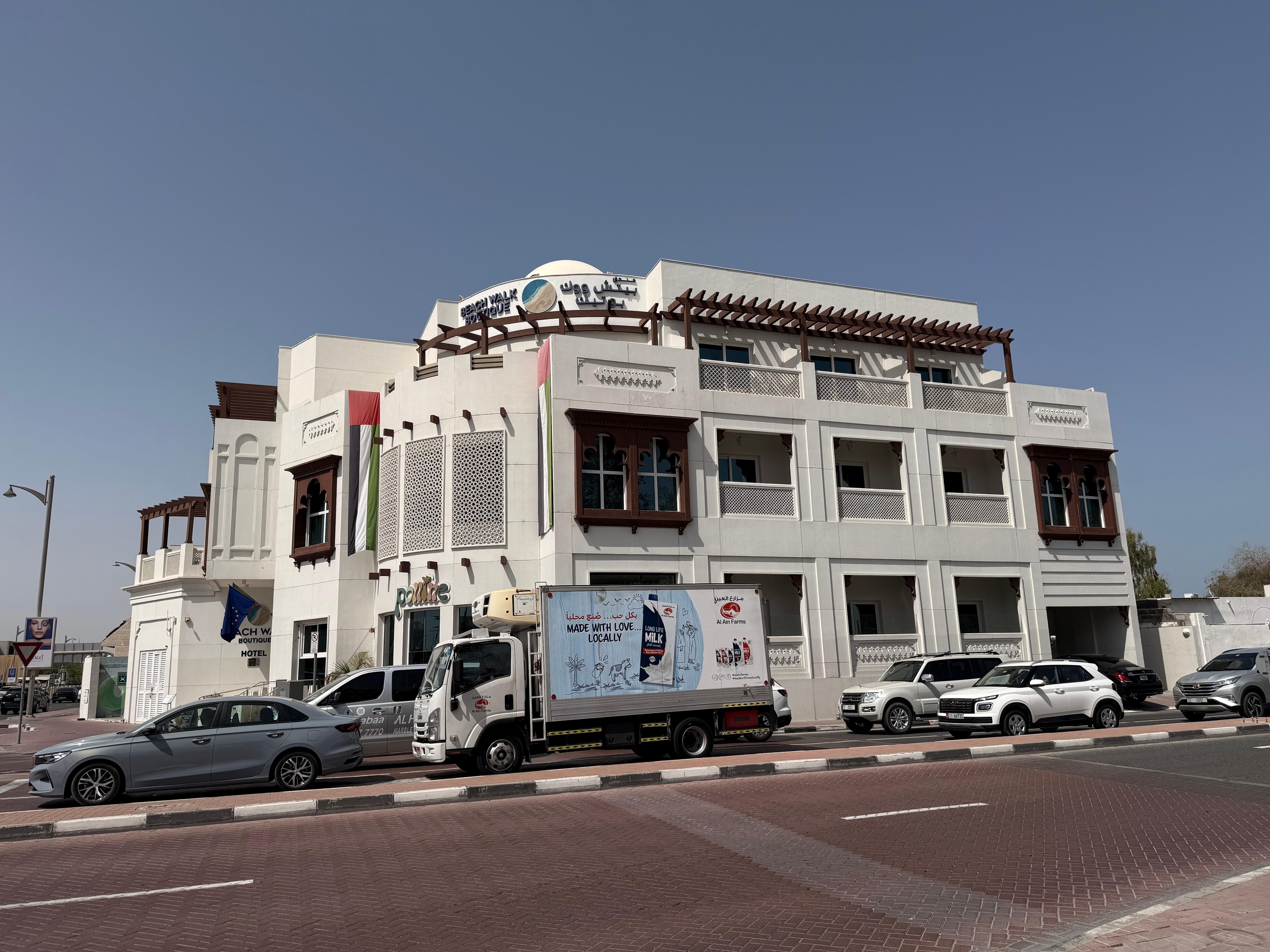 Das Hotel liegt an einer mäßig befahrenen Straße und ist klein und gemütlich.