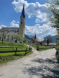 Blick auf die Kirche gegenĂŒber der Wohnung