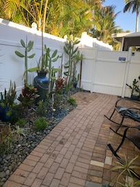 Tropical paradise with spectacular plantings