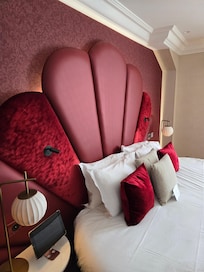 Gigantic and comfortable bed!!