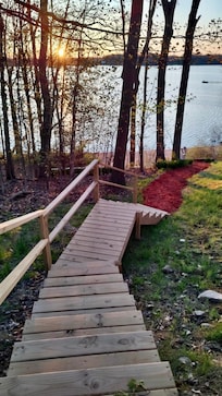 Nice new steps down to the lake made for easy up and down.