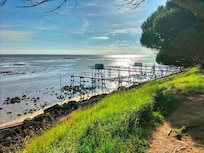 Vue en empruntant le chemin le long de la mer, accessible Ă 50m en face de la maison, pour une belle balade