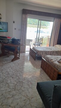Tuvimos qmover todos los muebles para poder abrir el sofá cama