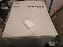 The actual washer in the property (older-style top-loading).