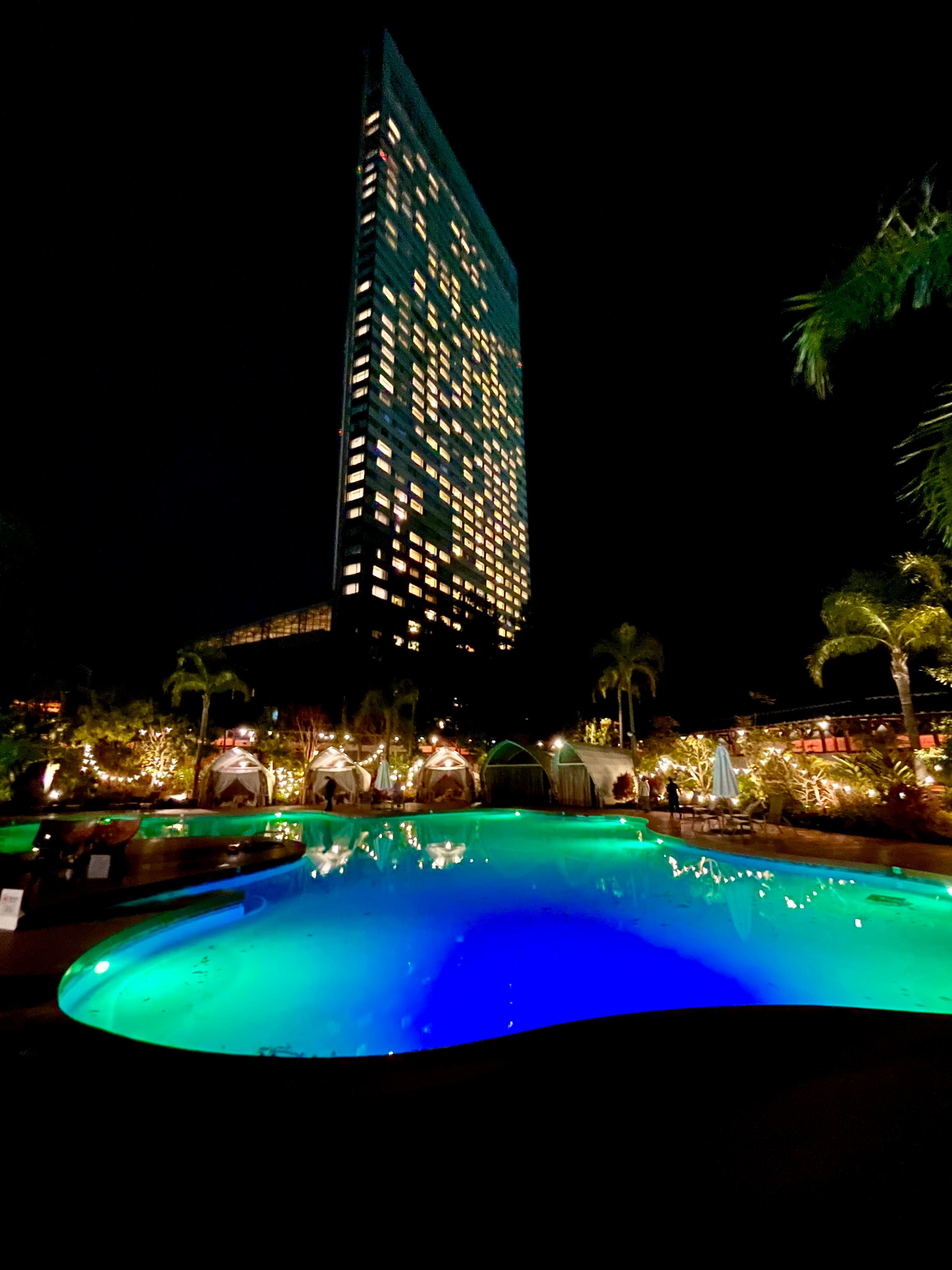 夜の庭園。ライトアップがロマンチックです。