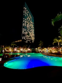 夜の庭園。ライトアップがロマンチックです。