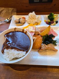 アパの朝食はリーズナブルなわりに、種類も豊富で好きです。社長ご自慢のカレーもお薦めです。