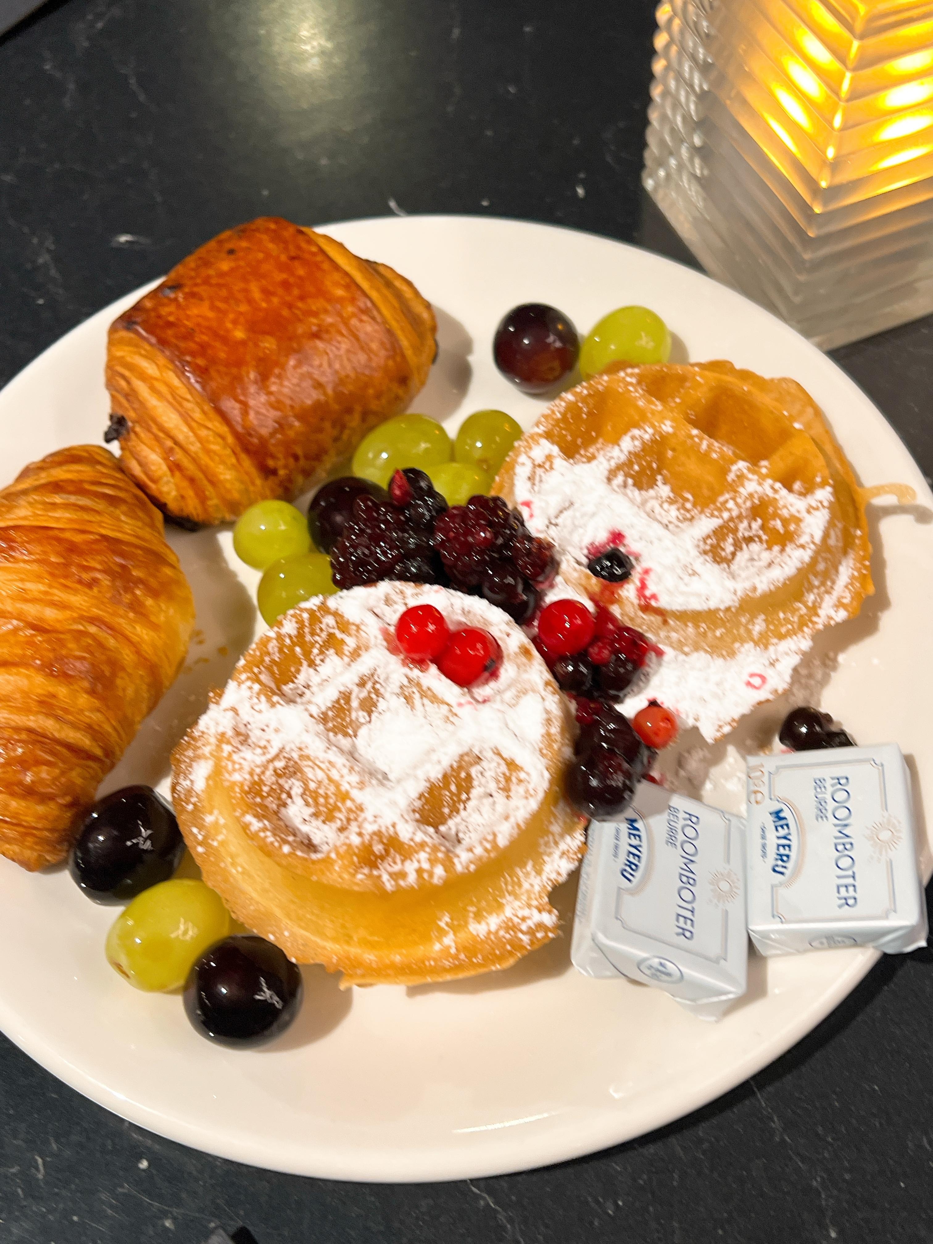 특히 직접 구워먹는 와플이 최고였어요. 매일아침 파티파티