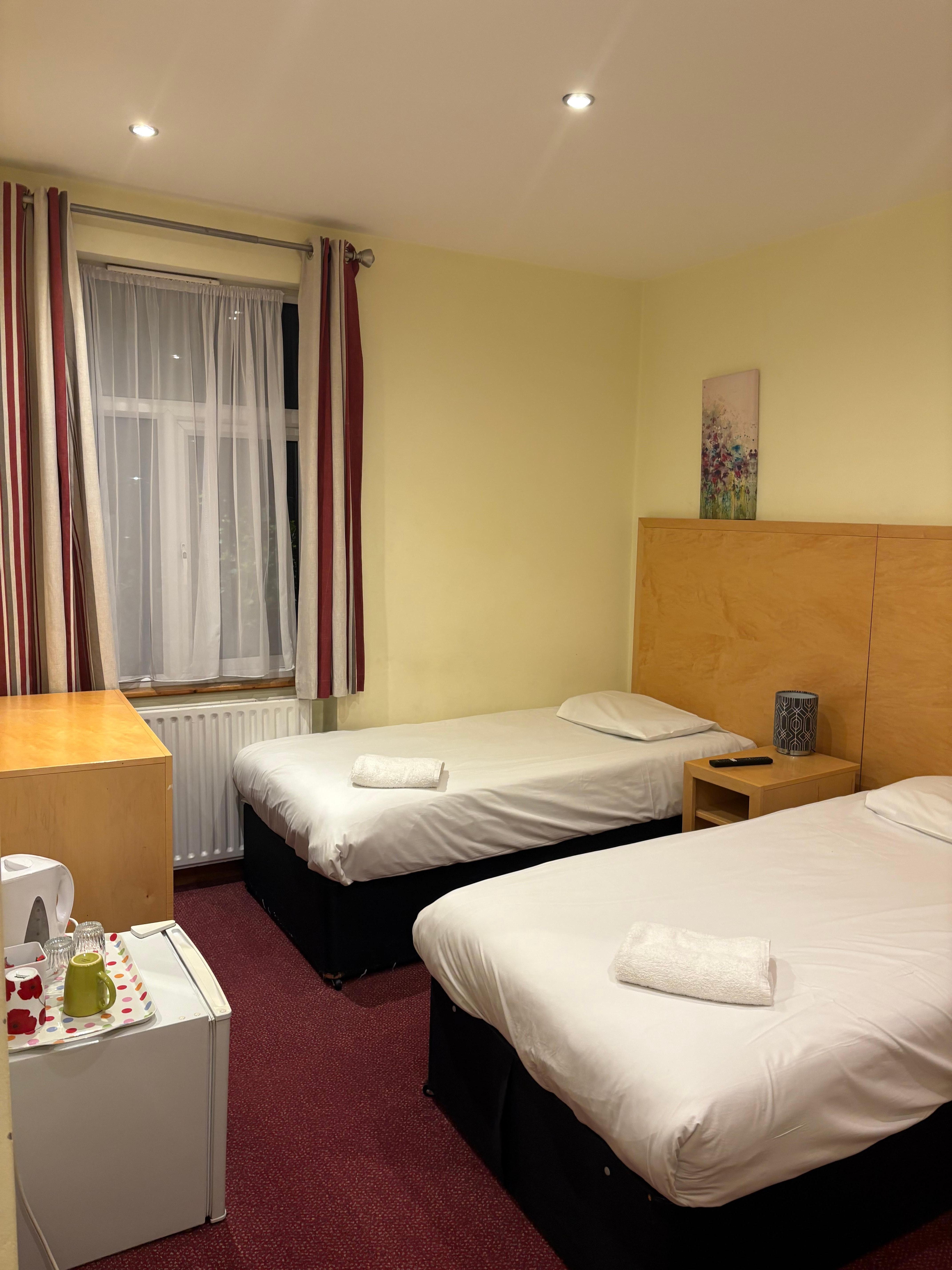 ハンガーが5つ、洋服かけれます。デスク、椅子あり。
部屋暖房暖かい。