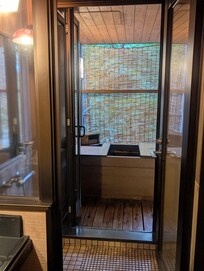 お部屋の半露天ヒノキ風
の温泉