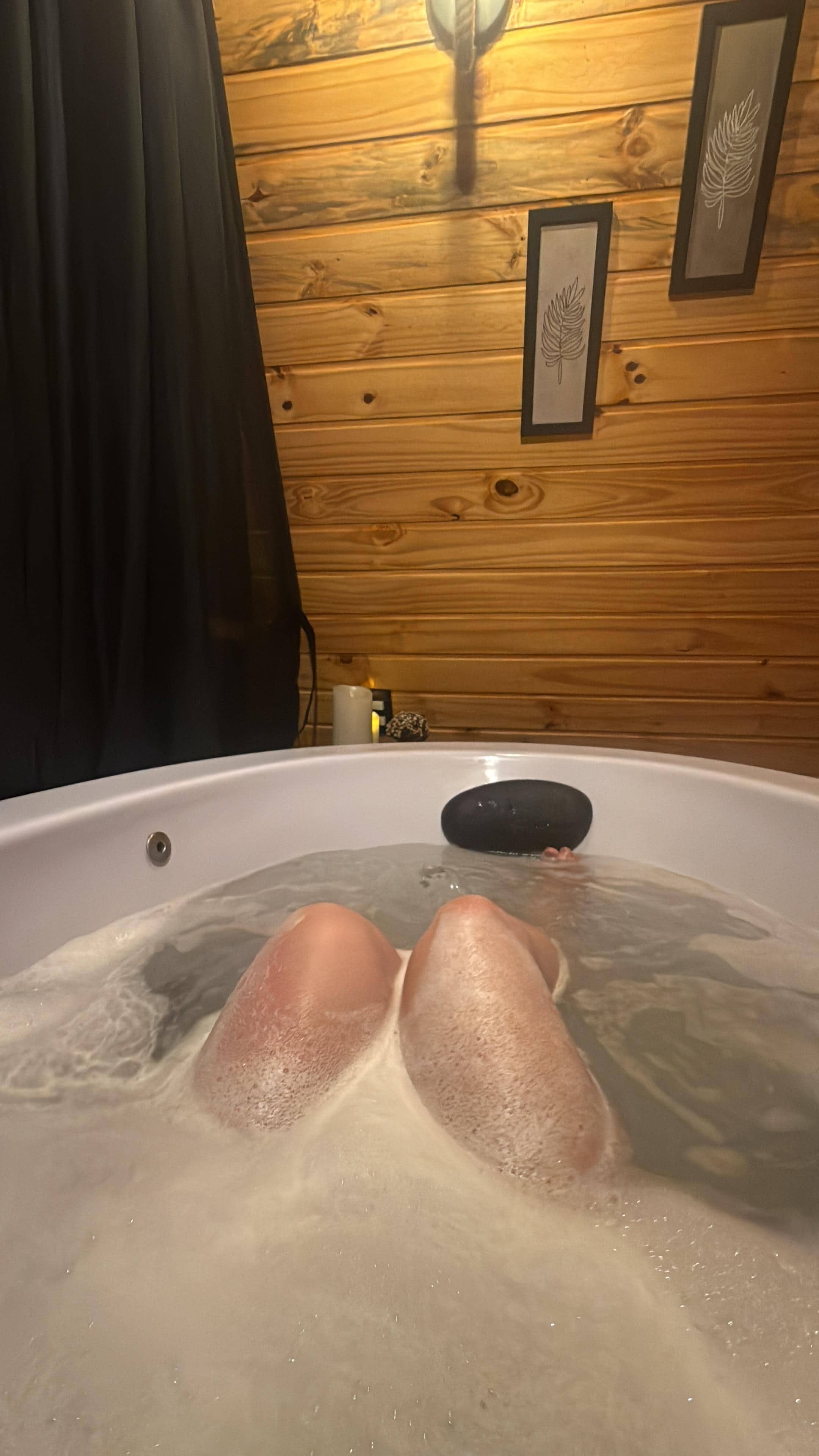 Banheira muito boa, um pouco apertada para duas pessoas altas mas foi ótima a experiência 