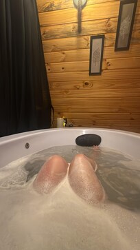 Banheira muito boa, um pouco apertada para duas pessoas altas mas foi ótima a experiência